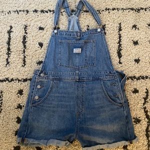 Levi’s Medium wash Shortalls size large